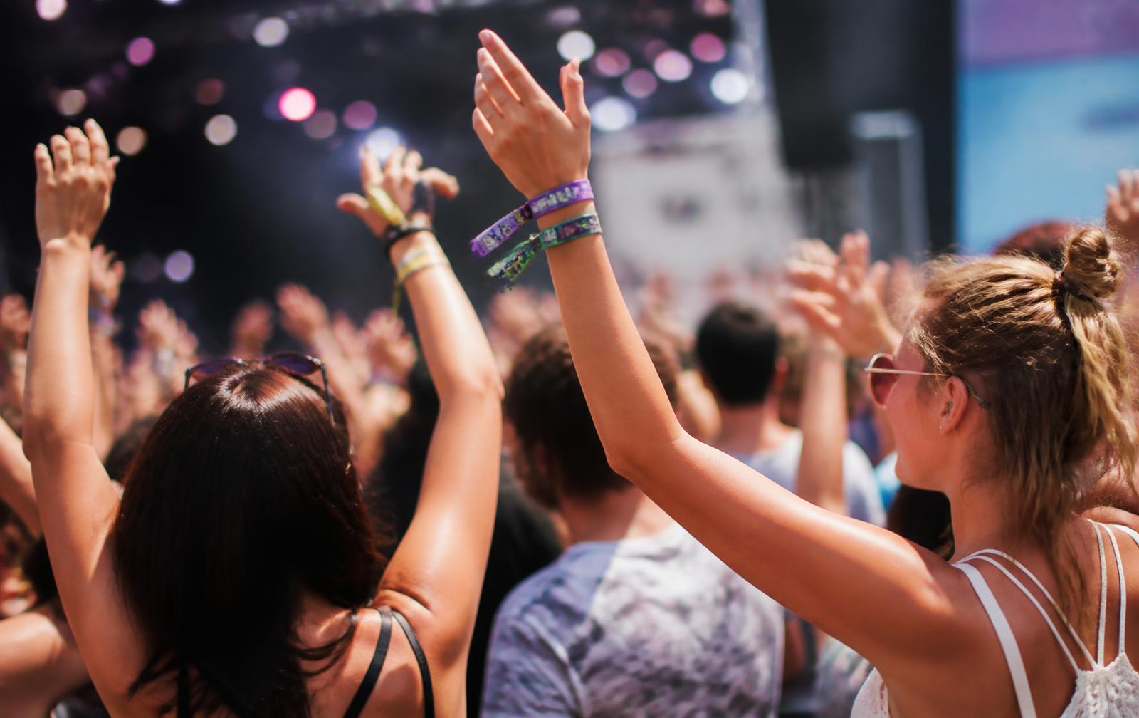 Festivalgangers met bedrukte polsbandjes